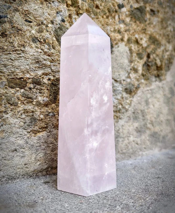 Vybroušený obelisk z růženínu