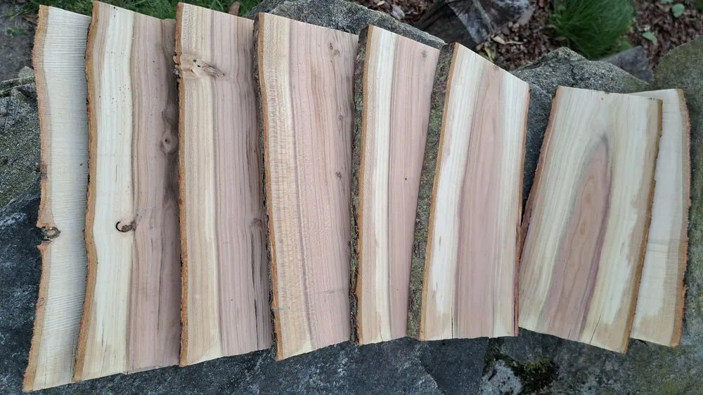 Nařezaná a vyhoblovaná prkénka z blumy