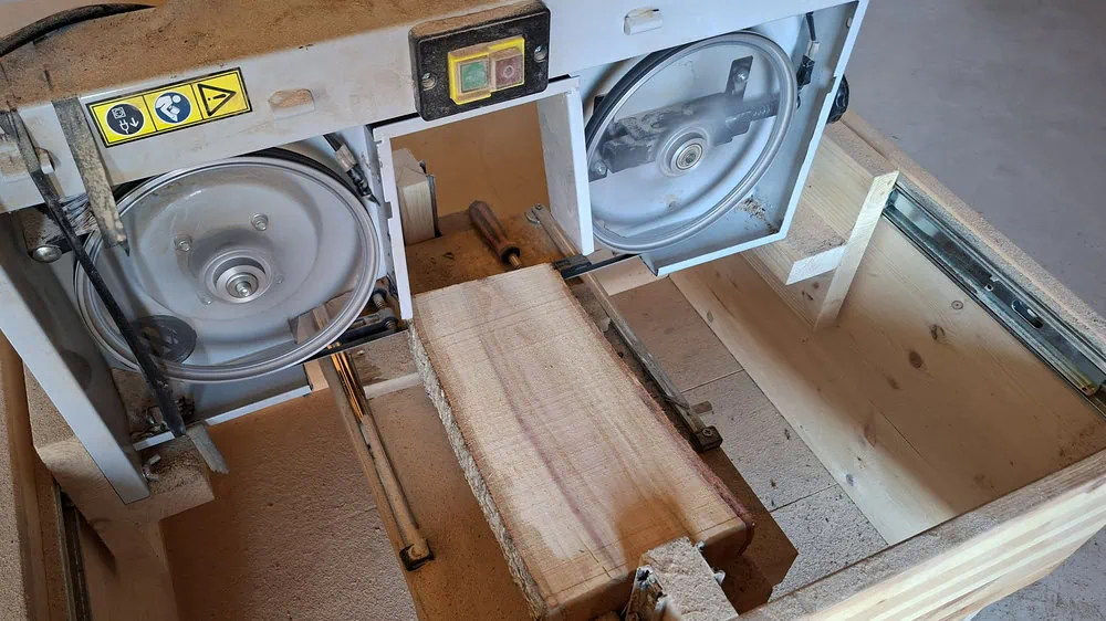 Řezání dřeva na prkýnka z blumy