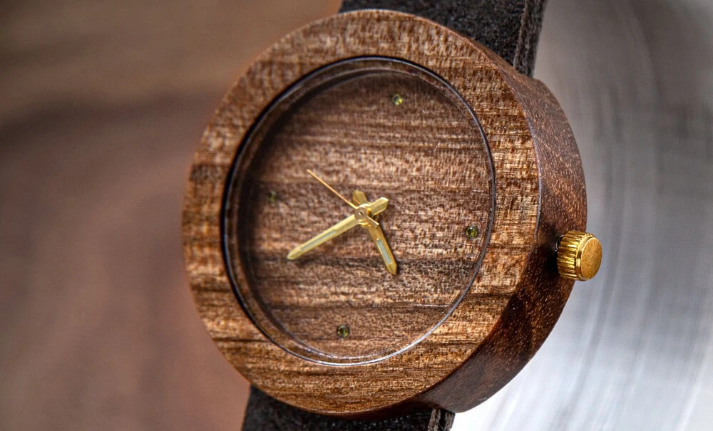 Ořechové dřevěné hodinký model Alfa